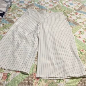NWOT Ladies pants size Medium